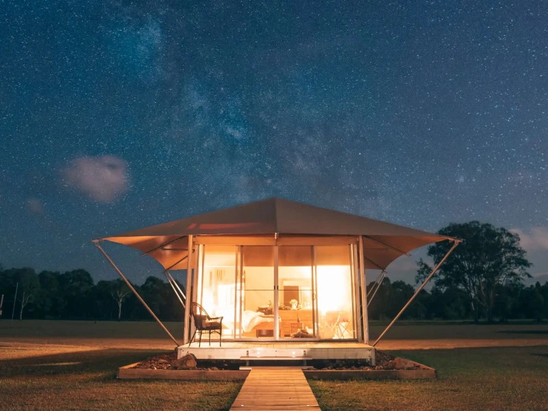 Glampingzelt und Sternenhimmel