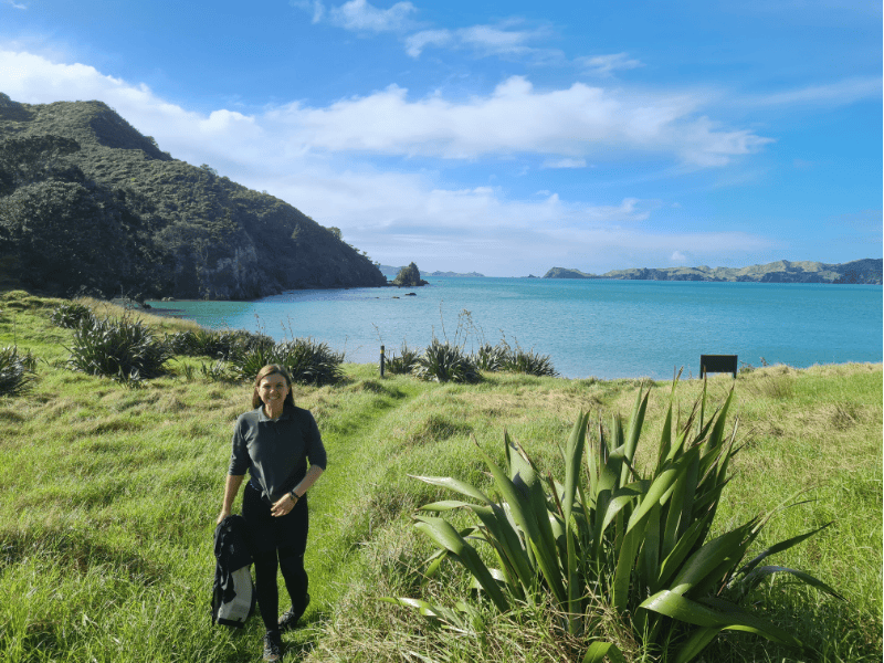 Touristin in der Bay of Islands
