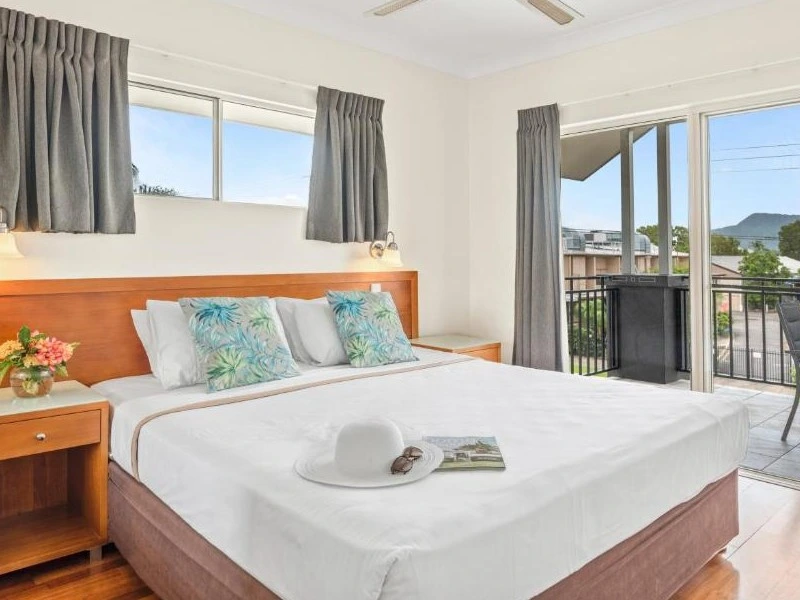 Hotelzimmer mit Bett und Balkon in Cairns. Australien