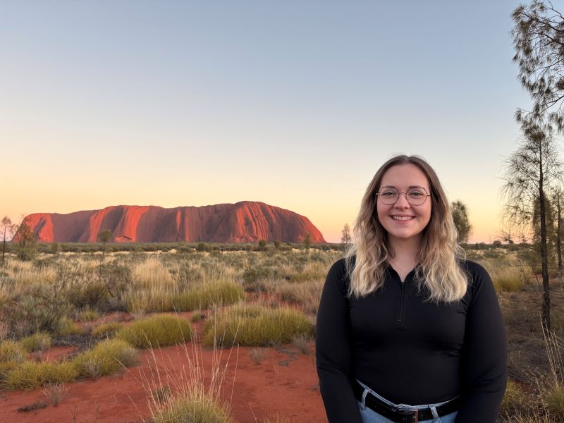 Reisespezialistin Gina vor dem Uluru