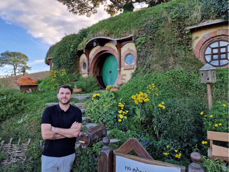Mann steht vor Hobbit Höhle