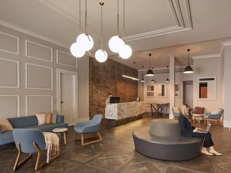 Sitzmöglichkeiten und Rezeption in Hotellobby