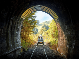 Rail Cart vor einem Tunnel