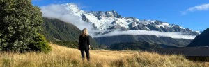 Frau mit Blick auf den Mount Cook