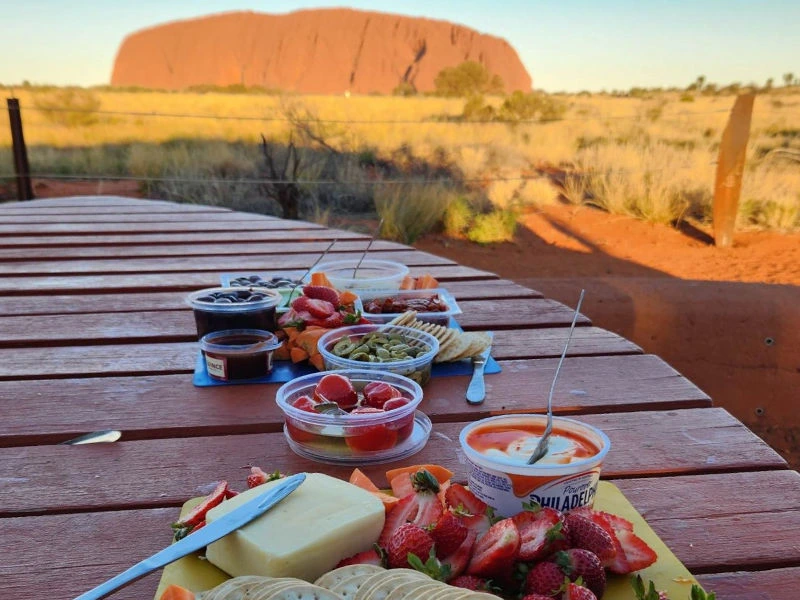 Picknick mit Blick auf den Uluru in Australien.