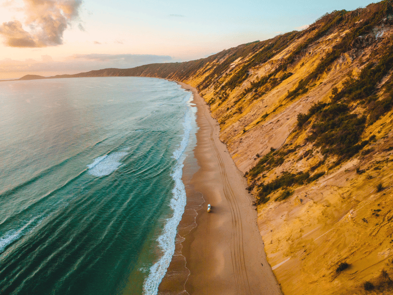 Auto am langen Sandstrand in Australien