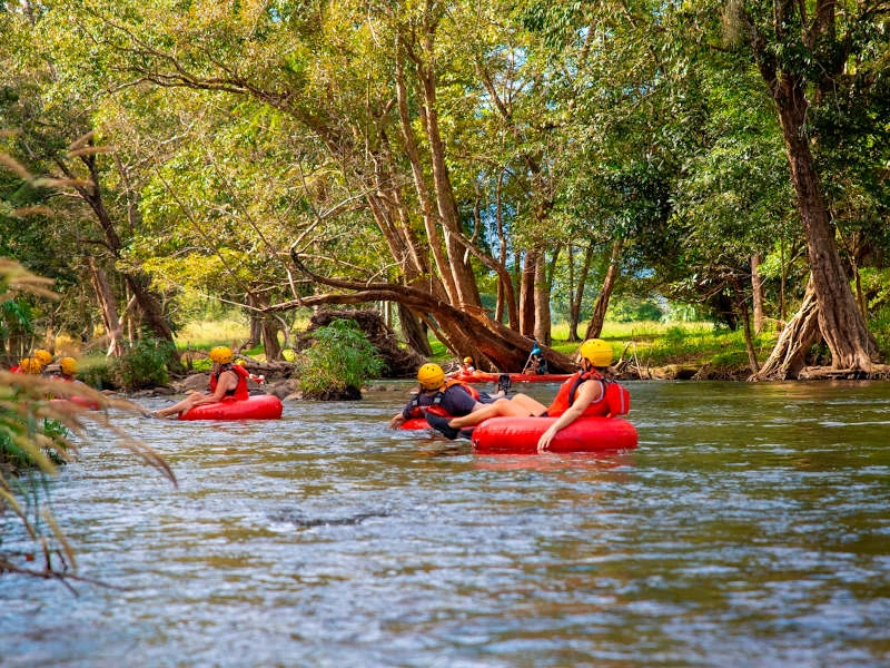 Im Schwimmreifen durch den Regenwald
