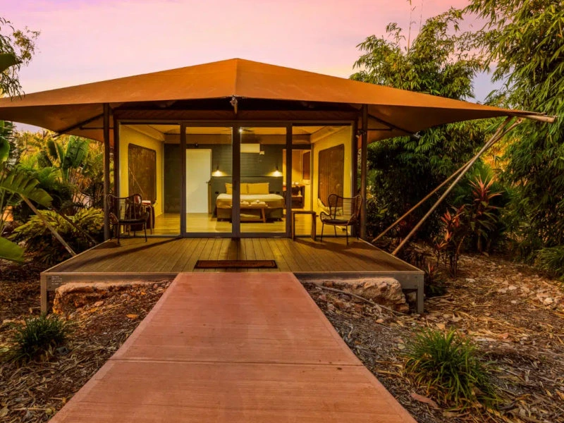Außenansicht eines feststehenden Zelts am Cape Leveque in Australien
