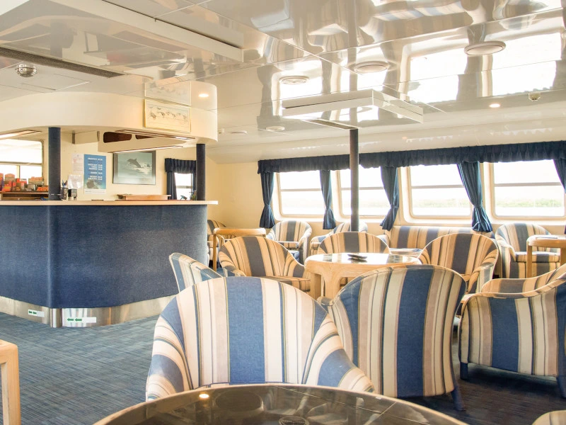 Gemütlicher Speisesaal auf dem Schiff auf der Tauch- und Schnorcheltour am Great Barrier Reef in Australien