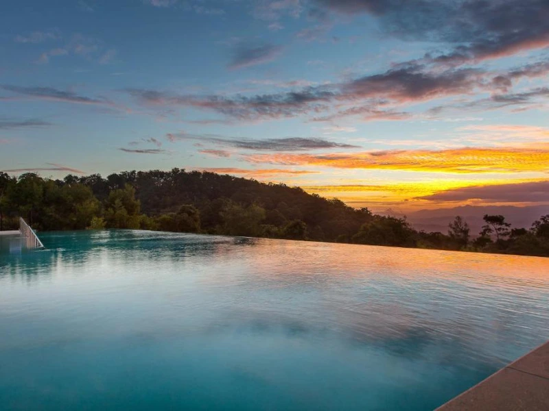 Blick auf den Sonnenuntergang vom Pool im Lamington Np, Australien