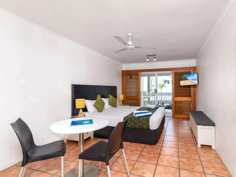 Großes Hotelzimmer mit Balkon in Palm Cove