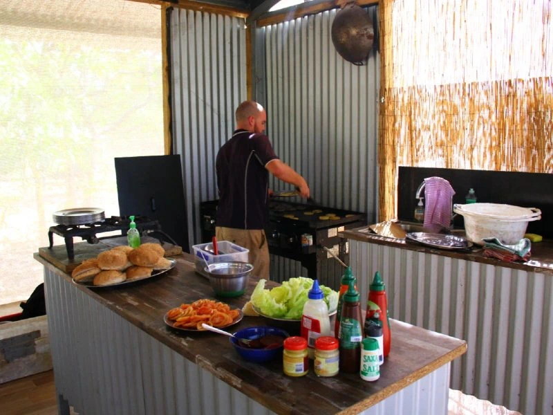 Kochen auf der Campingtour im Kakadu Nationalpark in Australien
