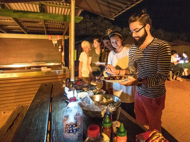 Gruppe beim gemeinsamen BBQ unter freiem Himmel