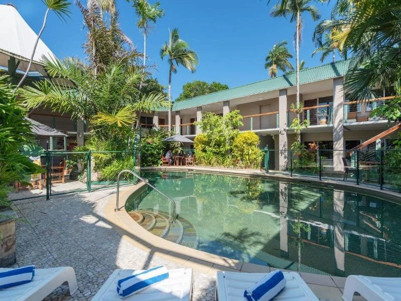 Pool mit Liegen und Palmen