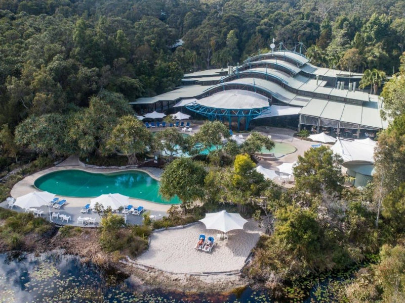 Luftaufnahme eines Resorts auf K'gari, Fraser Island, Australien