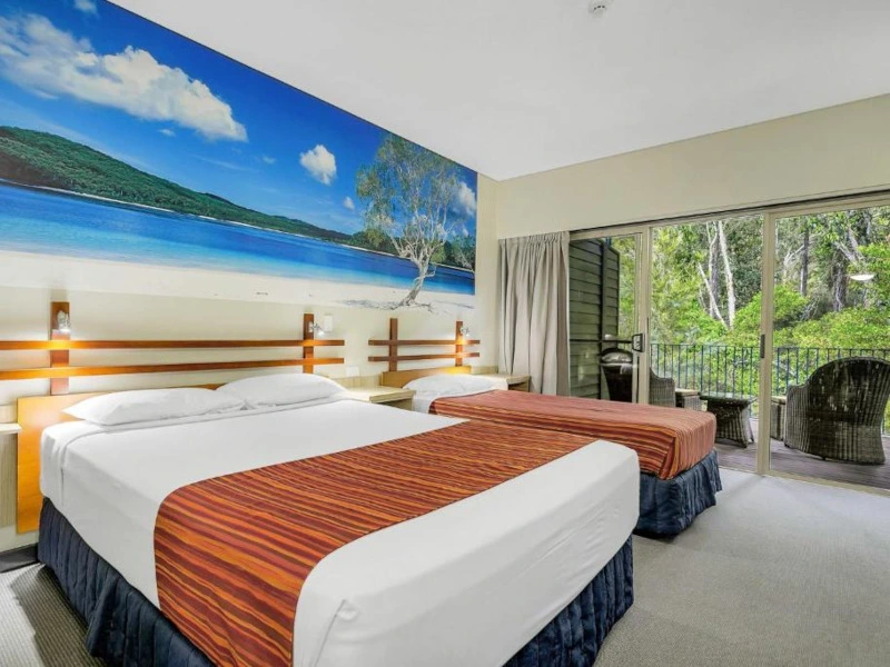 Schlafzimmer mit eigenem Balkon im Resort auf Fraser Island, K'gari, Australien