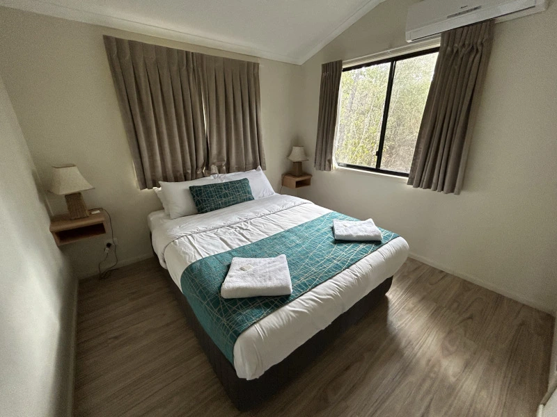 Schlafzimmer im Cottage bei den Capricorn Caves, Australien