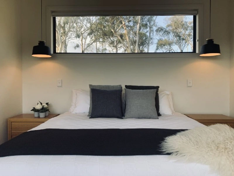 Gemütliches Bett unterm Fenster