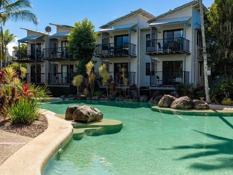 Hotelpool mit der Unterkunft im Hintergrund