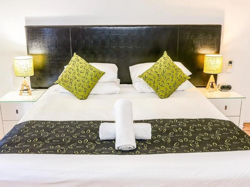 Gemütliches Bett im Hotelzimmer in Palm Cove, Australien