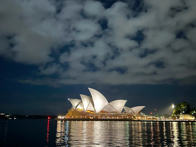 Sydney Opernhaus bei Nacht, Australien, Lichter auf Wasser reflektiert
