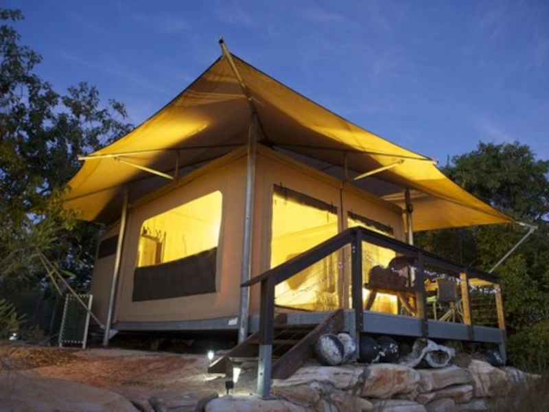 Nächtliche Außenansicht eines feststehenden Zelts am Cape Leveque in Australien