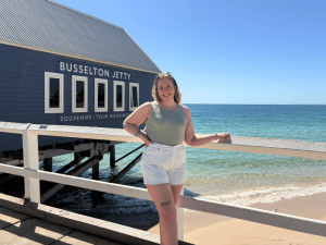 Frau steht vor der Busselton Jetty in Westaustralien