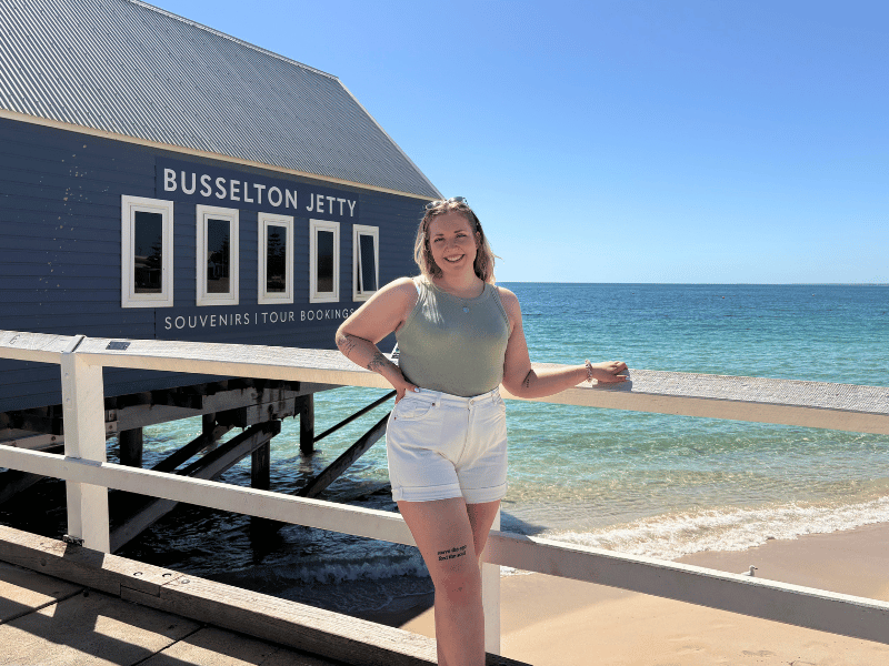 Frau steht vor der Busselton Jetty in Westaustralien