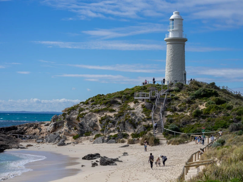 Weißer Leuchtturm auf Rottnest Island in Australien