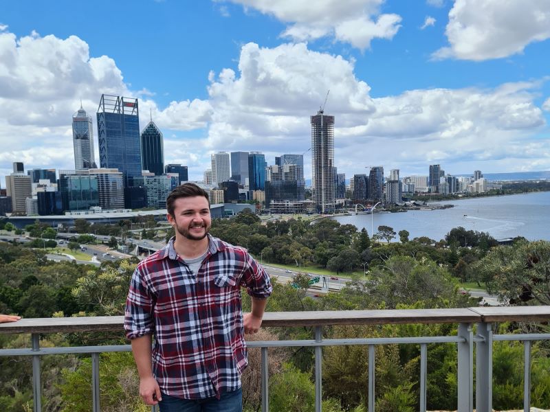 Mann vor der Skyline in Perth