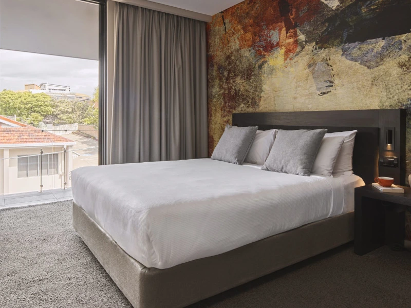 Großes Bett im stilvollen Hotelzimmer in Brisbane, Australien