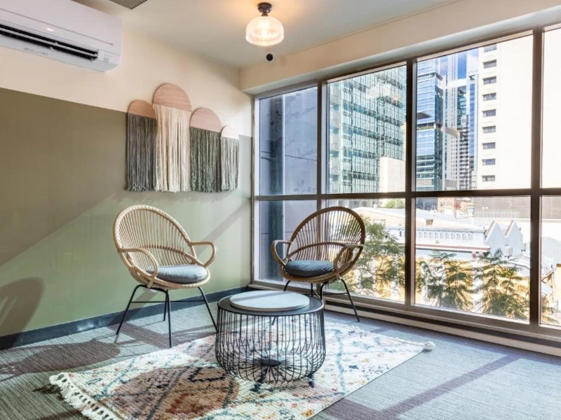 Sitzlounge vor einem großen Fenster im Hotel in Brisbane, Australien