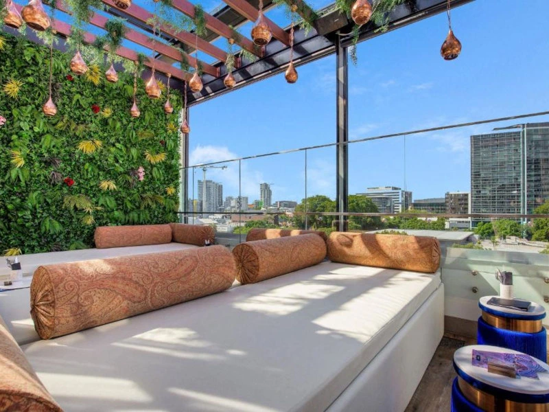 Sitzlounge auf der Terrasse im Hotel in Brisbane, Australien