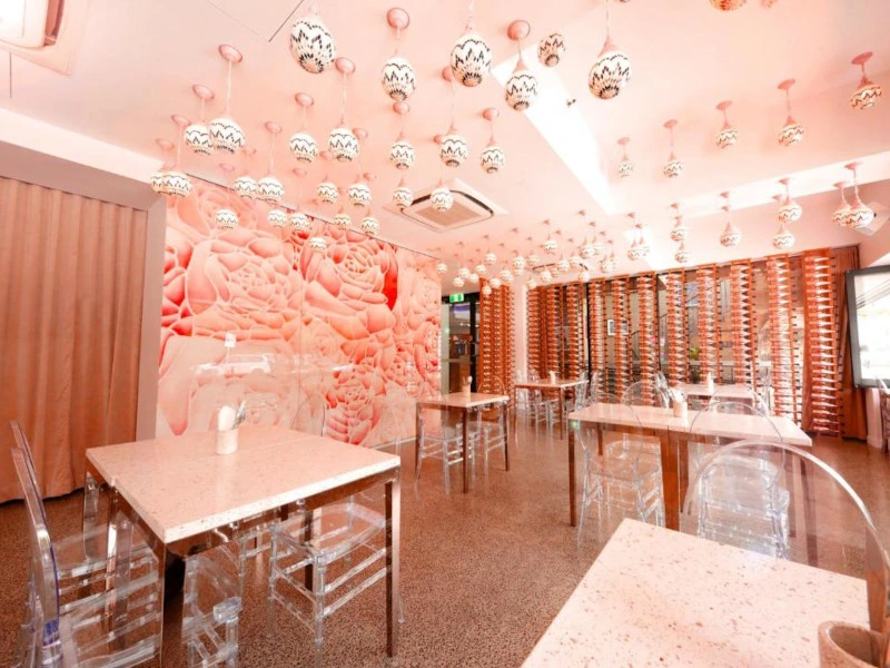 Rosa Raum und Restauranttische im Hotel in Brisbane, Australien