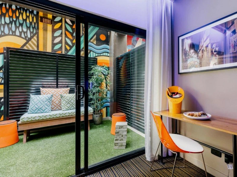 Farbenfrohes Hotelzimmer mit Terrasse in Brisbane, Australien