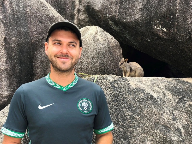 Reisender vor Rock Wallaby