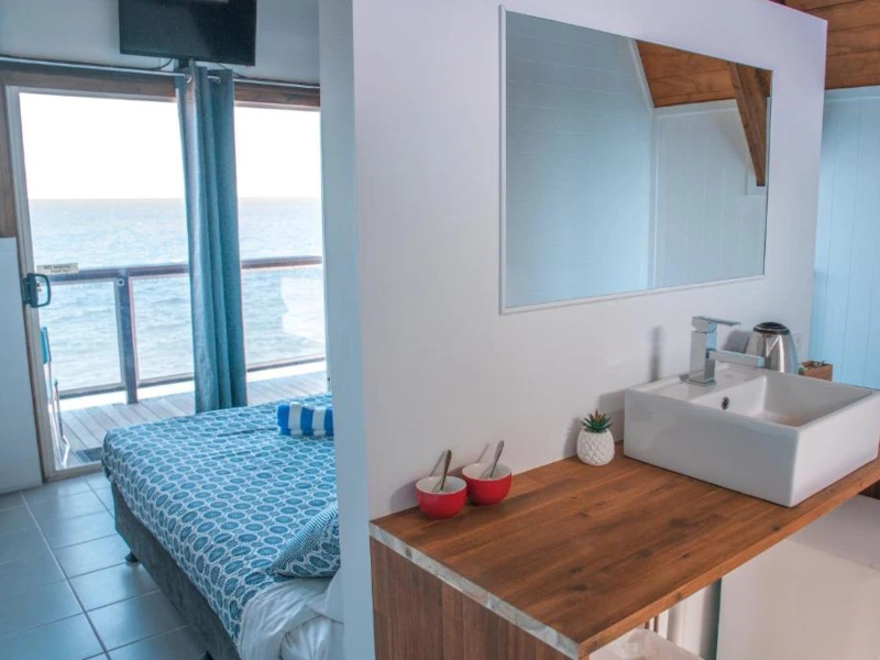 Schlafzimmer mit Blick aufs Meer auf Magnetic Island, Australien