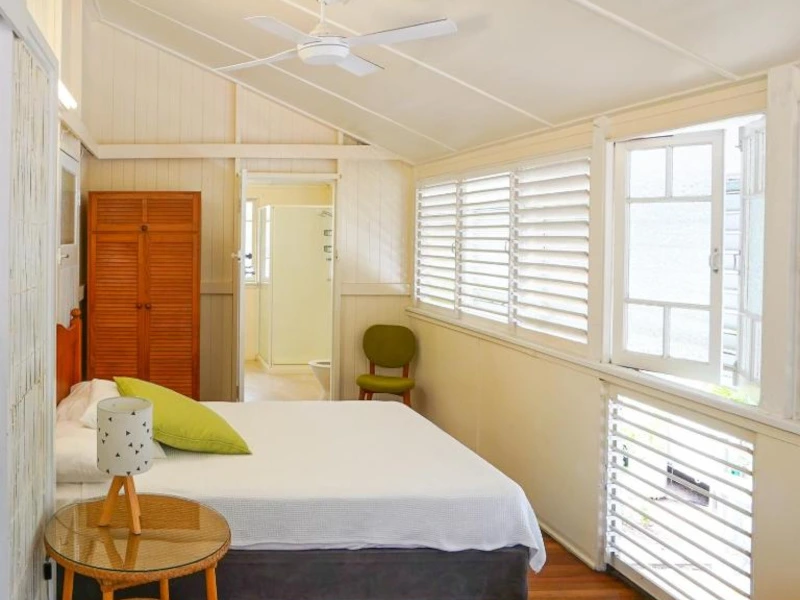 Helles Schlafzimmer mit großem Bett in der Unterkunft auf Magnetic Island, Australien
