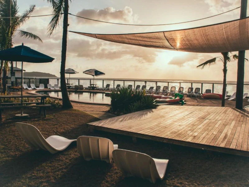 Poolbereich mit Blick aufs Meer von der Unterkunft auf Magnetic Island, Australien