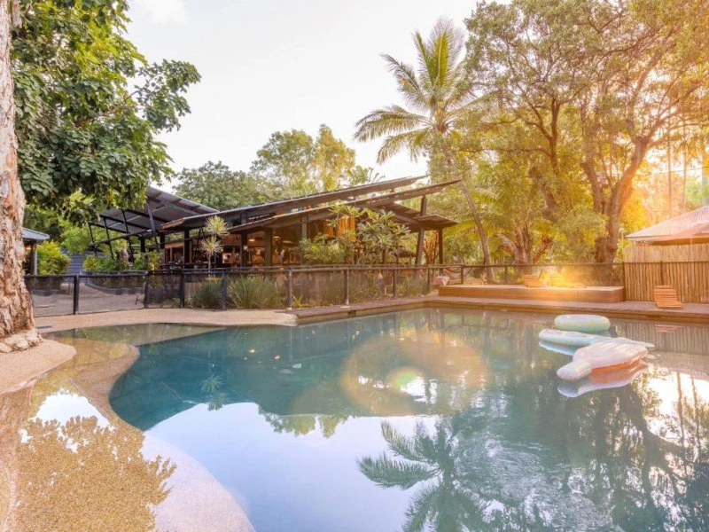 Von Palmen umgebener Pool in der Unterkunft auf Magnetic Island, Australien