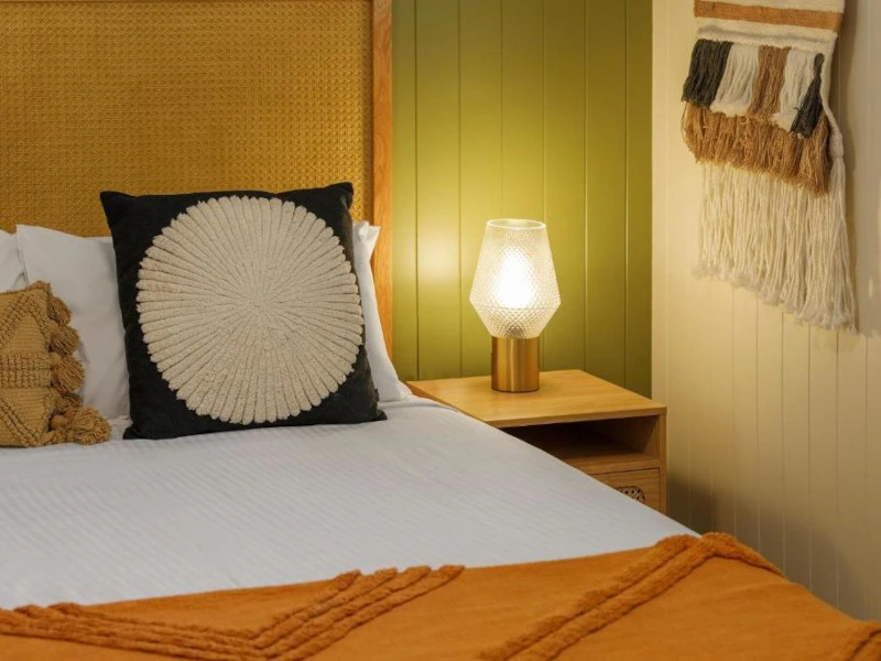 Gemütliches Bett im Hotelzimmer auf Magnetic Island, Australien