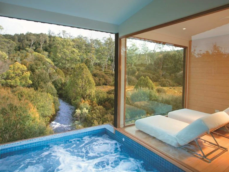 Spa mit Blick in die Wildnis
