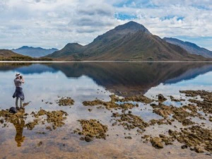 Blick über die Küste im Südwesten Tasmaniens
