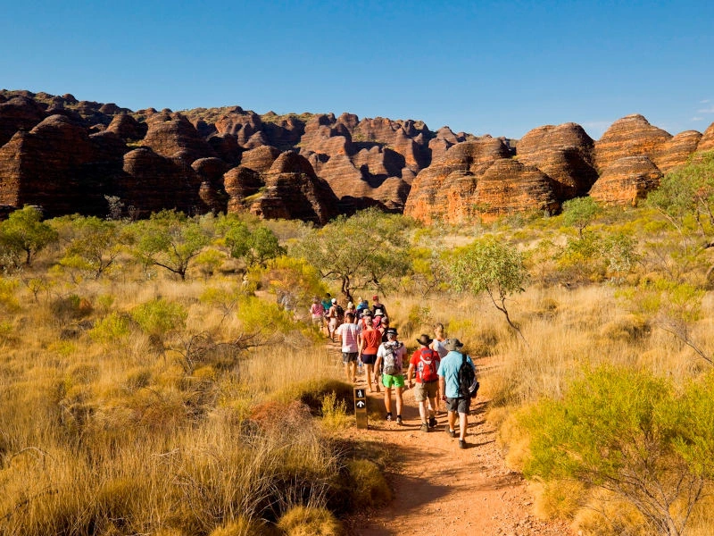 Gruppe beim Wandern im Bungle Bungles Nationalpark, Australien Camping.