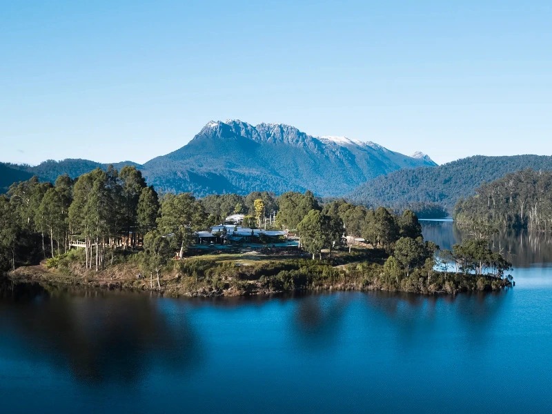 Schöne Aussicht mit Lodge und Bergen im Hintergrund, Gruppenreise Tasmanien