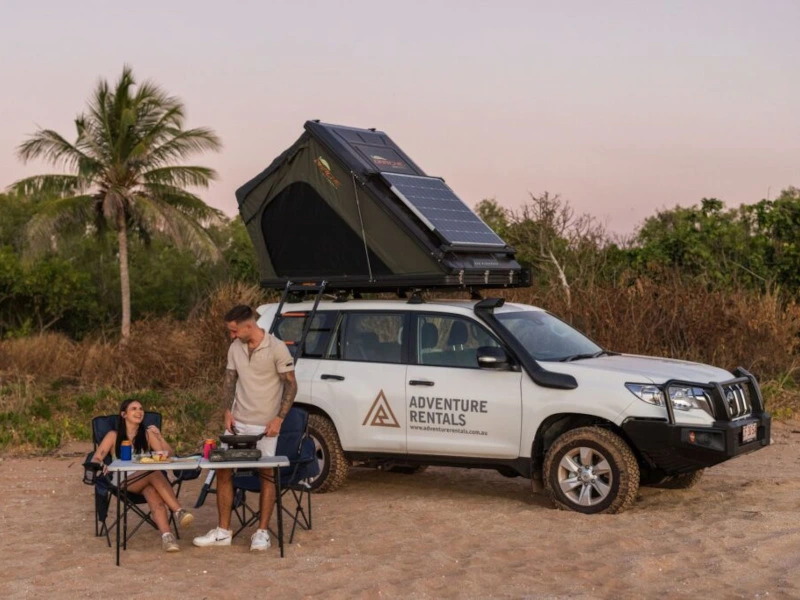 Paar sitzt vor einem Allrad-Camper im Northern Territory in Australien.