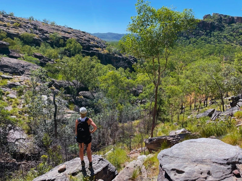Person auf einer Wanderung im Kakadu Nationalpark in Australien