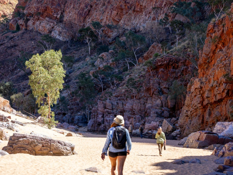 Wanderer in der malerischen Ormiston Gorge, Australien