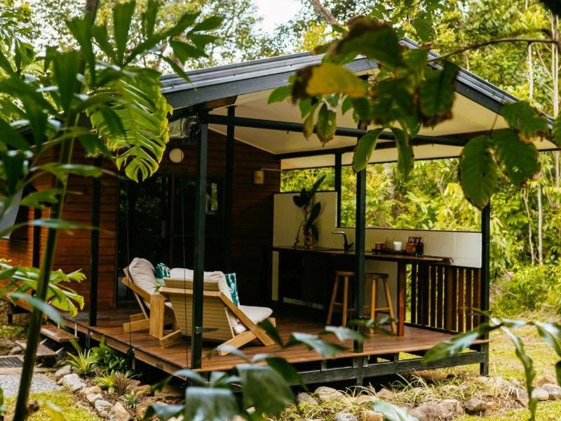 Chalet mit großer Terrasse mit Sesseln und Outdoor-Küche, Cape Tribulation, Australien