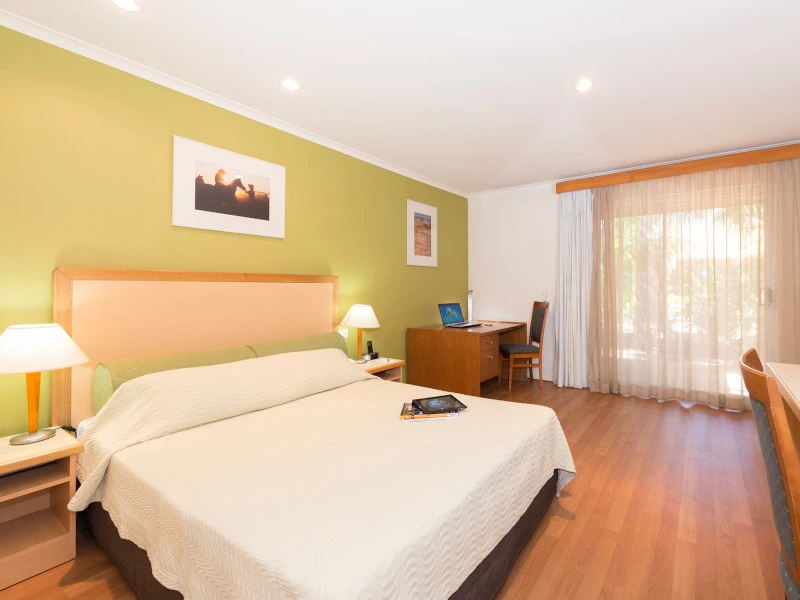 Gemütliches und großes Bett im Hotelzimmer in Kununarra, Australien